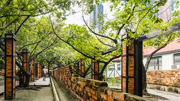 Occupying an area of 7,000 square metres, Cattle Depot Art Park, located at To Kwa Wan, is Hong Kong’s only surviving pre-war cattle slaughterhouse renovated into an Arts Village. The depot was confirmed a Grad II historic building by the Antiquities Advisory Board in 2009.